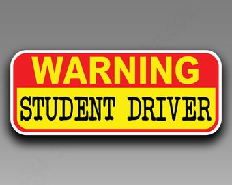 Puede incluir: Una señal de advertencia roja y amarilla con borde blanco que dice "WARNING STUDENT DRIVER".