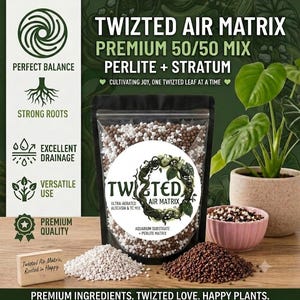Könnte beinhalten: Ein Beutel mit Twizted Air Matrix Premium 50/50 Mischung aus Perlit und Stratum. Der durchsichtige Beutel enthält weiße Perlit- und braune Stratum-Granulate. Ein rundes Etikett zeigt den Text Twizted Air Matrix, ultra-aerated alocasia and tc mix.