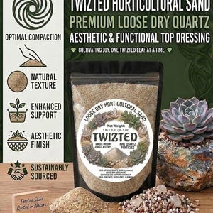 Puede incluir: Una bolsa negra de arena hortícola Twizted con una etiqueta circular blanca que muestra ilustraciones de suculentas y un peso neto de 518 gramos. La bolsa está rodeada de arena suelta, un pequeño letrero de madera y una planta suculenta.