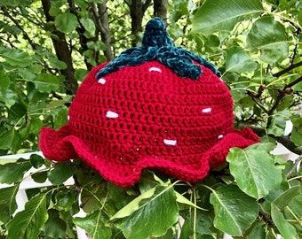 Cappello a secchiello all'uncinetto alla fragola