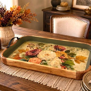 Plateau en bois style cottagecore, décor floral vert olive (51 x 32 cm)