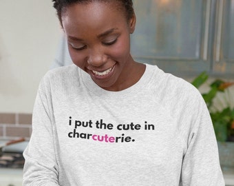 Je mets le mignon dans le sweat-shirt de charcuterie - col rond drôle de gourmet, cadeau d'amant de charcuterie, sweat-shirt confortable pour les millennials et les amateurs de fromage