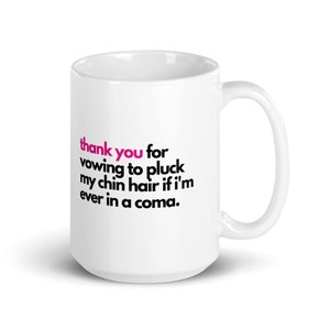 Puede incluir: Taza de cerámica blanca con un diseño de texto en negro y rosa que dice "gracias por prometerme que me depilarás el pelo de la barbilla si alguna vez entro en coma."