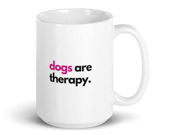 Pode incluir: Caneca de café de cerâmica branca com um gráfico preto e rosa que diz "dogs are therapy."