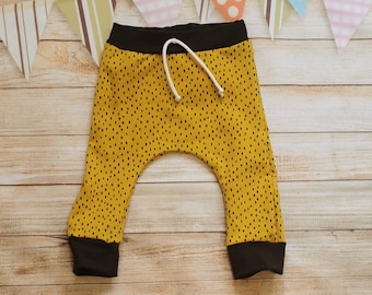 Calças Harém Ocre Dots | Calça Infantil Orgânica | Calça Harém Unissex | Calças Mostarda Bebé | Calças infantis descoladas | Calças infantis unissex