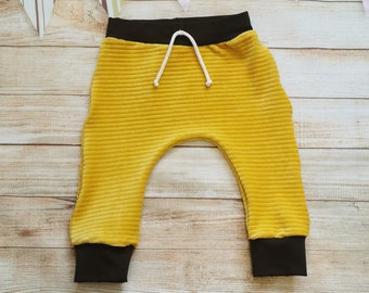 Calça Harem de Veludo Cotelê Ocre | Calça Infantil Ocre | Calça Harem Unissex | Calça para Bebê Mostarda | Calça Infantil Moderna | Calça Infantil Unissex