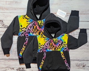 Conjunto de sudadera con capucha con estampado animal de neón / mamá y mini sudadera con capucha / sudadera mamá hija / top madre hija / estampado animal colorido