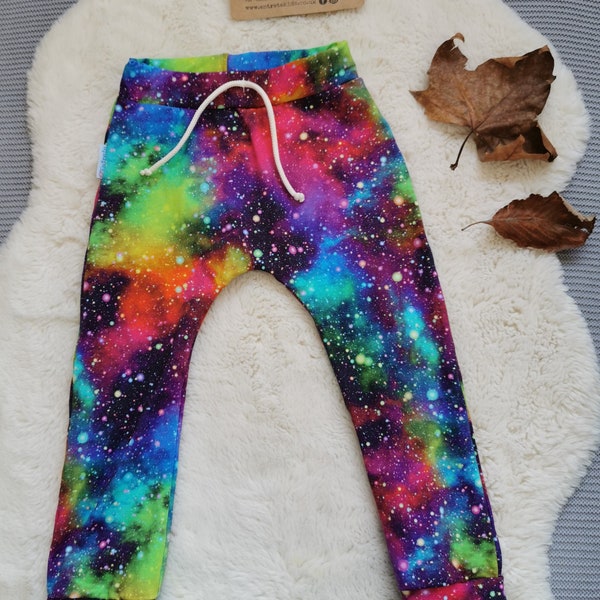 Galaxy Harems Jogger | Bunte Kinderhose | Unisex Haremshose | Kinder Haremshase Jogger | Bunter Joggingboden | Lustige Babyshose