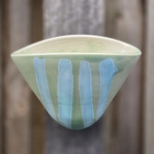 Wisząca doniczka ogrodowa. Zielona z białymi paskami.