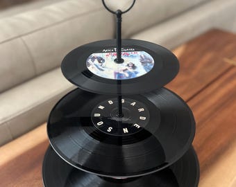 3-laagse cupcakestandaard geüpcycled vinylplaten: jaren 90 grunge-rotsdecor