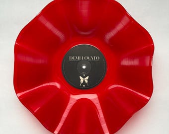 Demi Lovato rode vinylplatenkom – vintage muziekdecor