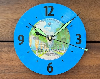 Upcycled geruchten vinylplaten klok: blauw gemarmerd 7" wanddecoratie / muziekkunst