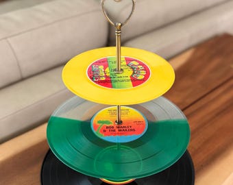 Geüpcycled vinylplaat 3-laags cupcakestandaard: Bob Marley Decor - Jamaica gekleurd vinyl