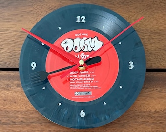 Klok van geüpcycled vinyl: mm.. Food Grey Gemarmerd 7" wanddecoratie / muziekkunst