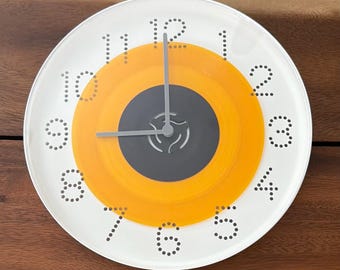 Ingelijste platenklok met gele 7-inch plaat: muurdecoratie muziekkunst