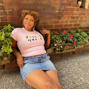 Peut inclure: Ensemble de trois mugs en céramique avec une finition mate et mouchetée. Les tasses sont de couleur crème, marron clair et marron foncé. Chaque mug a un design simple et minimaliste avec une anse arrondie.