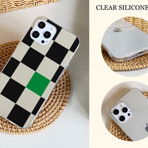 K&ouml;nnte beinhalten: Eine transparente Silikon-Handyh&uuml;lle mit einem schwarz-wei&szlig;en Karomuster und einem gr&uuml;nen Quadrat in der Mitte. Die H&uuml;lle wird auf einer gewebten Oberfl&auml;che gezeigt. Der Text "CLEAR SILICONE CASE" ist oben im Bild sichtbar.