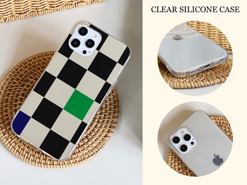 K&ouml;nnte beinhalten: Eine transparente Silikon-Handyh&uuml;lle mit einem schwarz-wei&szlig;en Karomuster und einem gr&uuml;nen Quadrat in der Mitte. Die H&uuml;lle wird auf einer gewebten Oberfl&auml;che gezeigt. Der Text "CLEAR SILICONE CASE" ist oben im Bild sichtbar.
