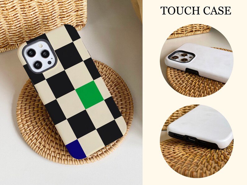 K&ouml;nnte beinhalten: Eine schwarz-wei&szlig;e Schachbrett-Handyh&uuml;lle mit einem gr&uuml;nen und blauen Akzent. Die H&uuml;lle wird auf einer gewebten Oberfl&auml;che gezeigt. Der Text "TOUCH CASE" ist im Bild sichtbar.