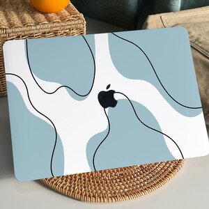 Könnte beinhalten: Ein Laptop mit einem abstrakten Design in Blau und Weiß. Das Design zeigt wellenförmige Linien und Formen. Das Apple-Logo ist auf dem Laptop sichtbar.