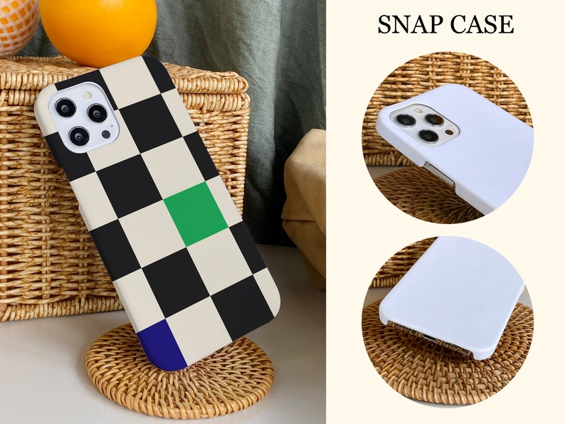K&ouml;nnte beinhalten: Eine Handyh&uuml;lle mit einem schwarz-wei&szlig;en Karomuster und einem gr&uuml;nen Quadrat. Die H&uuml;lle liegt auf einer Oberfl&auml;che aus Weidengeflecht. Der Text "SNAP CASE" befindet sich in der oberen rechten Ecke des Bildes.
