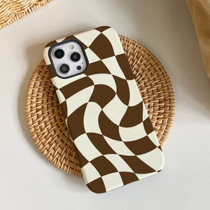 Funda de tablero de ajedrez marrón distorsionado para iPhone 15, 15 Pro, 15 Pro Max, iPhone 14 Pro Max, iPhone 14, 13, 12, 11 Pro, iPhone XR, XS Max.