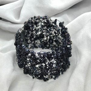 Manchetarmband met zwarte kralen, handgemaakte armband van gaas, statement sieraden