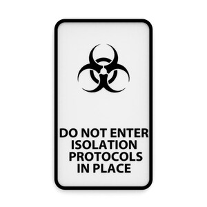 Könnte beinhalten: Rechteckiges Schild mit schwarzem Rand und weißem Hintergrund. Das Schild zeigt oben ein schwarzes Gefahrensymbol und den Text "DO NOT ENTER ISOLATION PROTOCOLS IN PLACE" in schwarzer, fetter Schrift.