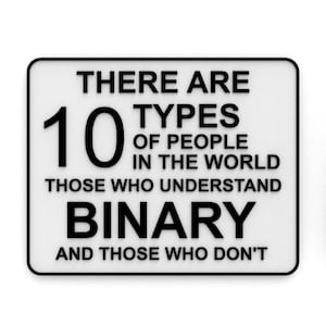 Może przedstawiać: Biała prostokątna tablica z czarną obwódką. Na tablicy znajduje się tekst "THERE ARE 10 TYPES OF PEOPLE IN THE WORLD, THOSE WHO UNDERSTAND BINARY AND THOSE WHO DON'T" w czarnym, pogrubionym kroju pisma.
