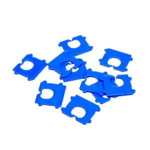 Può includere: Un gruppo di clip blu brillante in plastica per sacchetti di pane, sparse su uno sfondo bianco. Ogni clip ha una forma rettangolare con un'apertura circolare al centro, progettata per sigillare i sacchetti di pane.