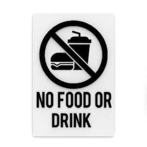 Könnte beinhalten: Ein rechteckiges weißes Schild mit schwarzem Text und Grafiken. Das Schild zeigt einen schwarzen Kreis mit einem Strich, der einen Burger und ein Getränk umschließt. Unter der Grafik steht der Text „NO FOOD OR DRINK“.