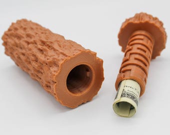 Geocache neplogboek met een verborgen kern die zichtbaar wordt door het oplossen van een draaiende puzzel