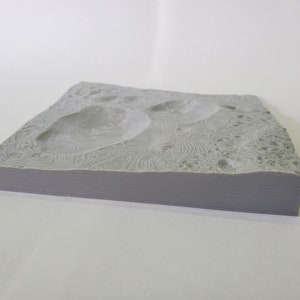 Modèle topographique 3D de la NASA du cratère du bonhomme de neige sur l'astéroïde Vesta