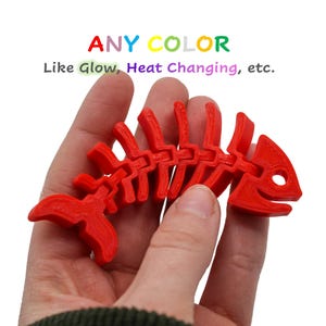 Op de afbeelding: Rode plastic vis skelet sleutelhanger.  ALLE KLEUREN Zoals Glow, Warmteveranderend, etc.