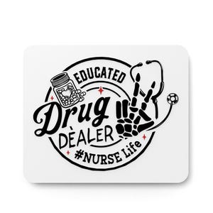 Enfermera con un alto nivel educativo y mucha cafeína / Letrero divertido para el hogar o la oficina