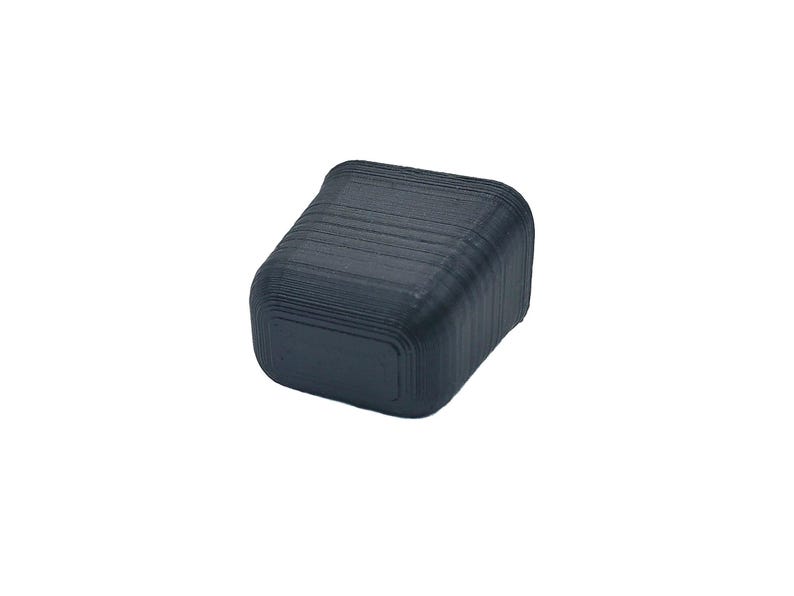 K&ouml;nnte beinhalten: Ein quadratischer, strukturierter Beh&auml;lter in dunkelblau aus Kunststoff.