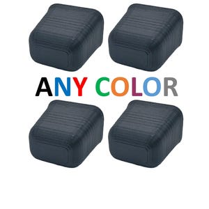 K&ouml;nnte beinhalten: Vier quadratische Beh&auml;lter in Schwarz mit einer strukturierten Oberfl&auml;che. Die Beh&auml;lter sind in zwei Reihen zu je zwei gestapelt. Der Text "ANY COLOR" ist unter den Beh&auml;ltern aufgedruckt.