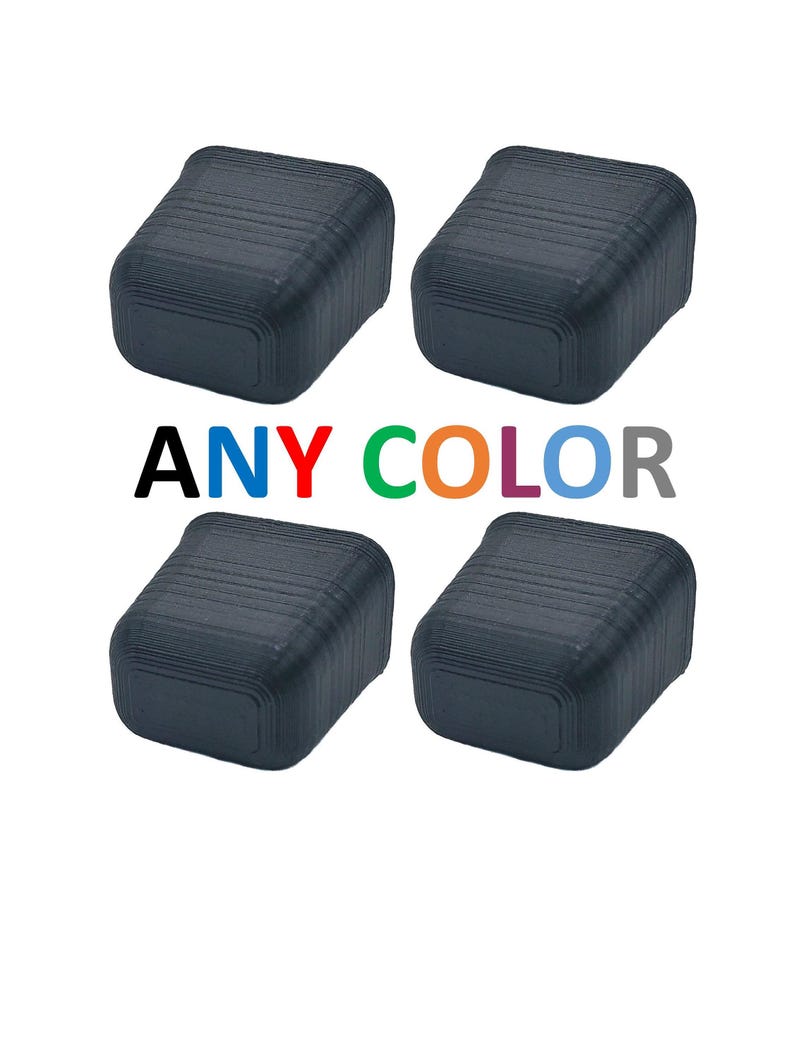 K&ouml;nnte beinhalten: Vier quadratische Beh&auml;lter in Schwarz mit einer strukturierten Oberfl&auml;che. Die Beh&auml;lter sind in zwei Reihen zu je zwei gestapelt. Der Text "ANY COLOR" ist unter den Beh&auml;ltern aufgedruckt.