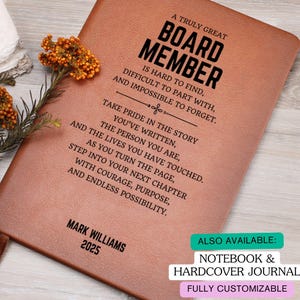 Könnte beinhalten: Ein braunes Lederjournal mit dem Text "A Truly Great Board Member" und inspirierendem Text. Das Journal enthält den Namen "Mark Williams" und das Jahr "2025". Auch als Notizbuch und Hardcover-Journal erhältlich.