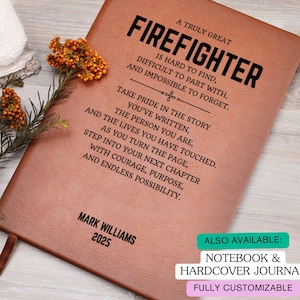 Puede incluir: Un diario de cuero marrón con el texto "A Truly Great Firefighter" y citas inspiradoras. El diario está personalizado con el nombre "Mark Williams" y el año "2025". Se ve una cinta de marcador.