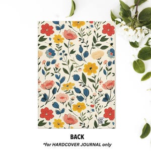 K&ouml;nnte beinhalten: Ein Notizbuch mit floralem Muster. Der Einband zeigt einen cremefarbenen Hintergrund mit einem Muster aus roten, gelben, rosa und blauen Blumen, zusammen mit gr&uuml;nen Bl&auml;ttern und Stielen. Das Wort "BACK" ist unten aufgedruckt, darunter der Text "*for HARDCOVER JOURNAL only".
