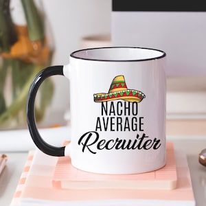 Reclutador Nacho Average l Reclutador maestro, Reclutador del ejército de EE. UU. l Regalo de agradecimiento, cumpleaños, jubilación l Taza de café con nombre personalizado de 11 oz