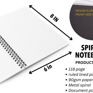 Op de afbeelding: Een wit spiraalnotitieblok met 118 geruite pagina's, een metalen spiraalbinding en een documentenhoes. Het notitieblok meet 20,3 cm bij 15,2 cm. De tekst "DESIGN IS ON THE FRONT SIDE ONLY" staat op de omslag gedrukt.