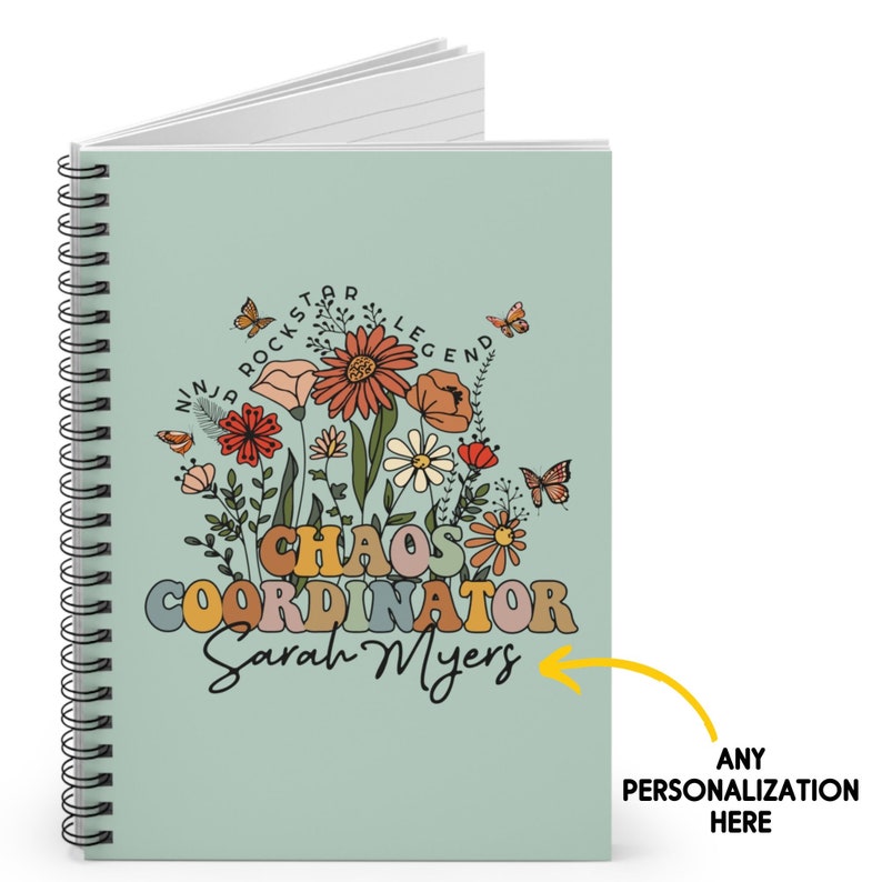 Op de afbeelding: Een lichtgroen spiraalnotitieblok met een bloemenontwerp en de tekst "Chaos Coordinator" in kleurrijke letters. De naam "Sarah Myers" staat onder de tekst. Het notitieblok is perfect om aantekeningen te maken, te journalen of te schetsen.