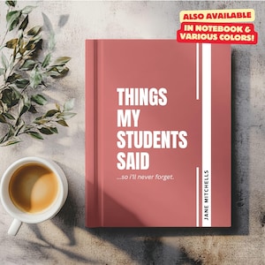 Op de afbeelding: Een roze notitieboek met de tekst "THINGS MY STUDENTS SAID...so I'll never forget." en de naam van de auteur "JANE MITCHELLS" op de omslag. Het notitieboek is verkrijgbaar in verschillende kleuren.