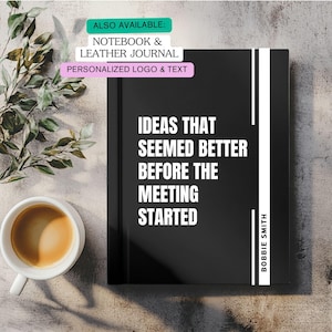 以下が含まれることがあります： 「IDEAS THAT SEEMED BETTER BEFORE THE MEETING STARTED」という白文字が書かれた黒いノート。 ノートには白い縦縞と「BOBBIE SMITH」という名前があります。 コーヒーカップと緑も画像にあります。