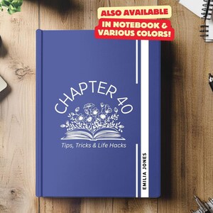 Peut inclure: Un journal à couverture rigide bleu avec le texte "CHAPTER 40" dans un cercle blanc avec un motif floral et les mots "Tips, Tricks & Life Hacks" en dessous. Le texte "EMILIA JONES" est imprimé verticalement sur le côté droit du journal.