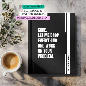 Peut inclure: Un cahier noir avec le texte blanc "SURE, LET ME DROP EVERYTHING AND WORK ON YOUR PROBLEM." Le cahier porte également le nom "BOBBIE SMITH" sur le côté. Également disponible : Carnet et Journal en cuir.