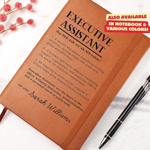 Może przedstawiać: Brązowy skórzany notes z definicją "Executive Assistant" jako "osoba, która dba o sprawne funkcjonowanie wszystkiego, zamieniając chaos w porządek z gracją i wydajnością". Na okładce notesu znajduje się również tekst "zobacz także: Sarah Williams".