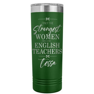 Puede incluir: Un vaso de acero inoxidable verde con el texto "Only the strongest women become English teachers" y el nombre "Tessa" en una fuente plateada.